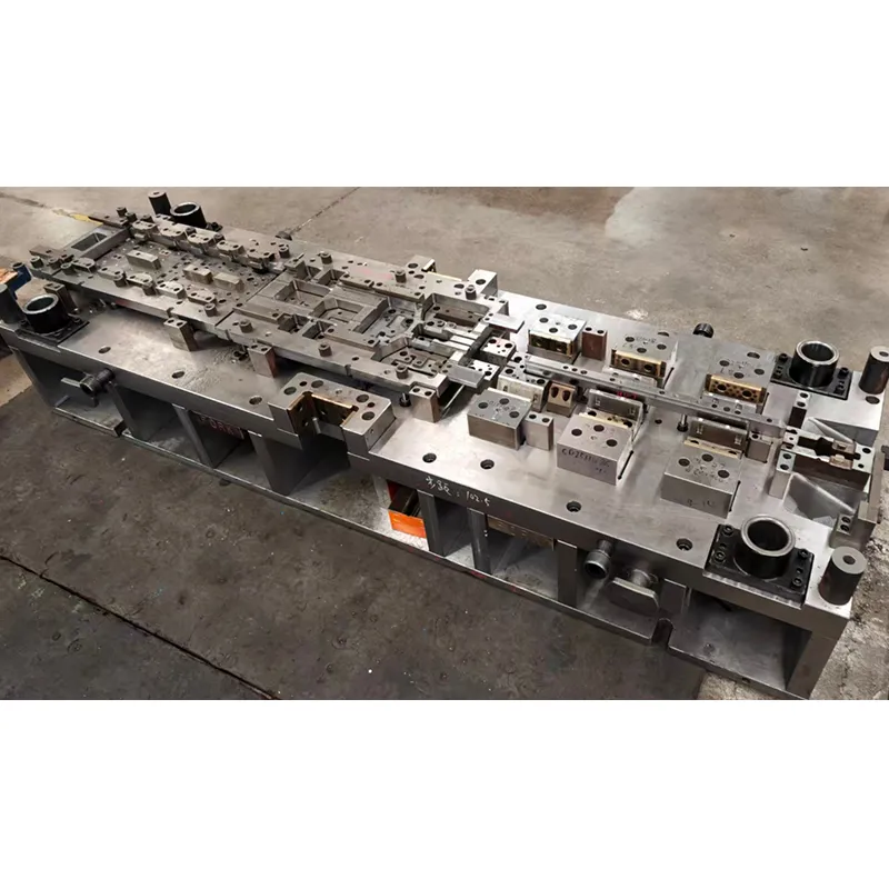 Штамповочная пресс-форма для последовательного действия.2